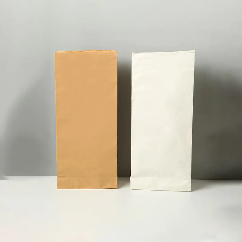 Papier kraft blanc avec sac en papier kraft naturel